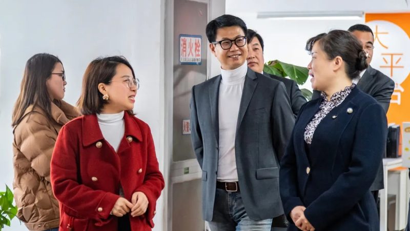在处理版权问题时，首先要确认版权归属。可以通过以下途径：