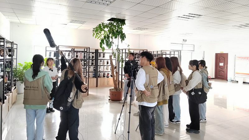 以某知名化妆品品牌为例，其TVC广告创意脚本如下：